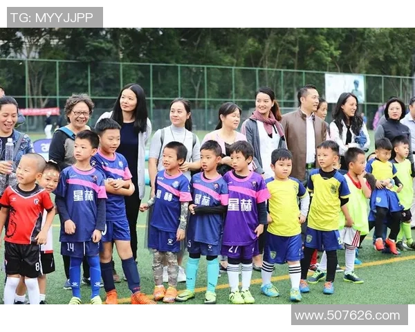 足球明星与孩子们的欢乐互动视频展现温馨瞬间与无尽乐趣