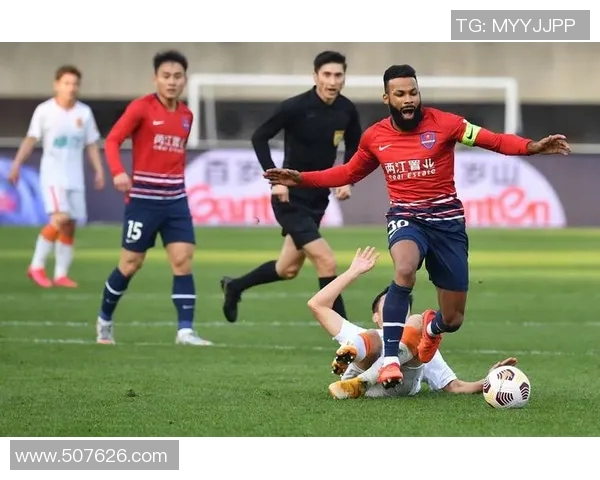 重庆足球队在邀请赛中的强势表现与战术分析